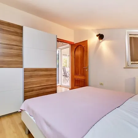 Guest house House In A Quiet Location Near Pula Vinkuran